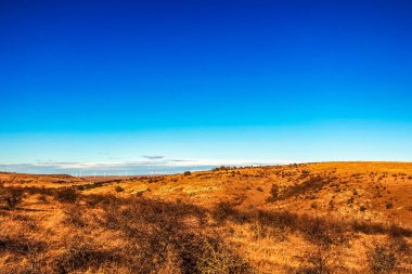 Dağ sırası olan güzel bir manzara.