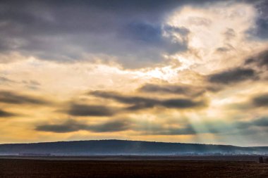 # Renkli bir tarlada güzel bir gün doğumu #.