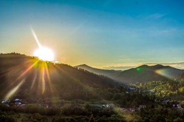 Dağlarda güzel bir gün batımı