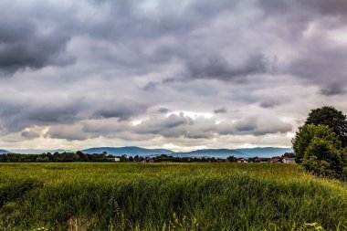 Bulutlu güzel bir manzara.