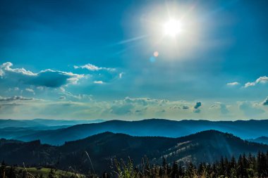Dağ zirveleri olan güzel yaz manzarası.