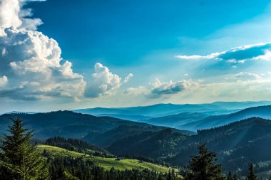 Dağları ve mavi gökyüzü olan güzel bir manzara.