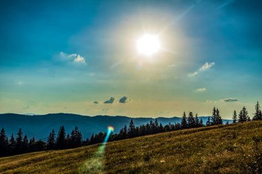 Dağlarda güzel bir gün batımı