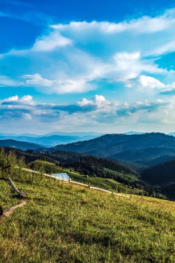 Mavi gökyüzü ile kaplı dağların güzel bir görüntüsü.