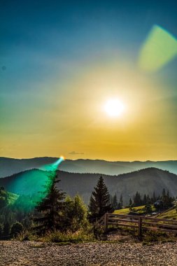 Romanya 'nın Karpat Dağları' ndaki renkli dağların güzel bir görüntüsü