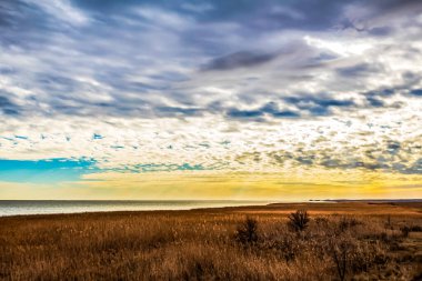 En tepeden deniz manzarası.