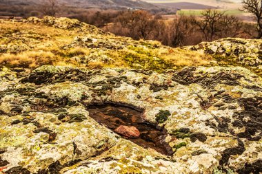 Dağın içinde yatay.