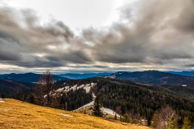 Kış mevsiminde karla kaplı güzel dağ manzarası