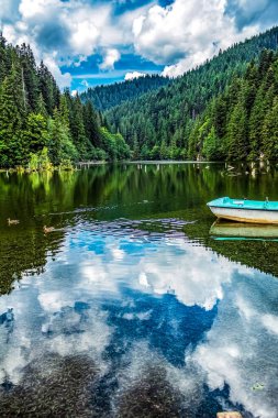 İsrail 'in kuzeyindeki dağlarda güzel bir göl.