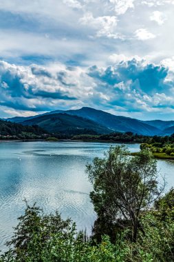 Dağlardaki güzel göl manzarası