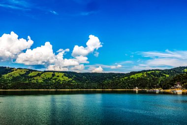 Göl ve mavi gökyüzü ile güzel bir manzara.