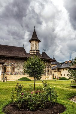 Kutsal üçlünün güzel kilisesi antik mimarinin en ünlü simgesinin başkentinde.
