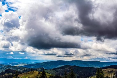 Dağları ve bulutları olan güzel bir manzara