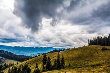 Dağ sırası olan güzel bir manzara.