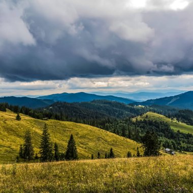 Dağlarda dağları olan güzel bir manzara.