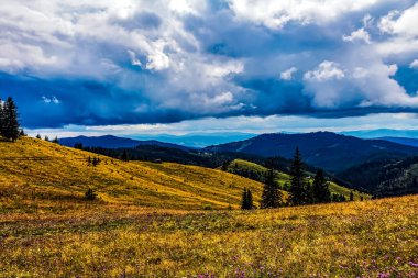 renkli bulutlar ve mavi gökyüzü ile güzel dağ manzara
