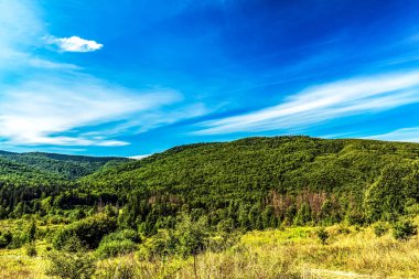 dağlarda yeşil tepeler