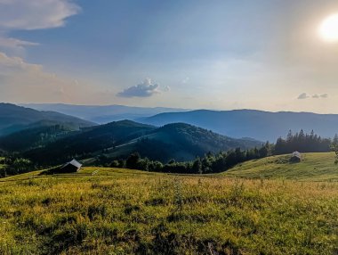 Bulutlu güzel dağ manzarası