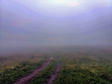 Karpat dağlarında sisli sonbahar sabahı