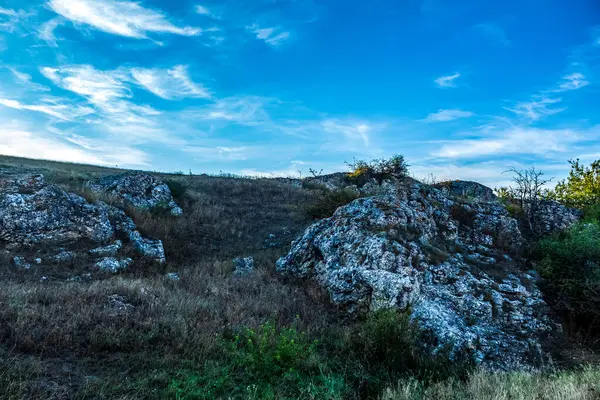 Dağ sırası olan güzel bir manzara.