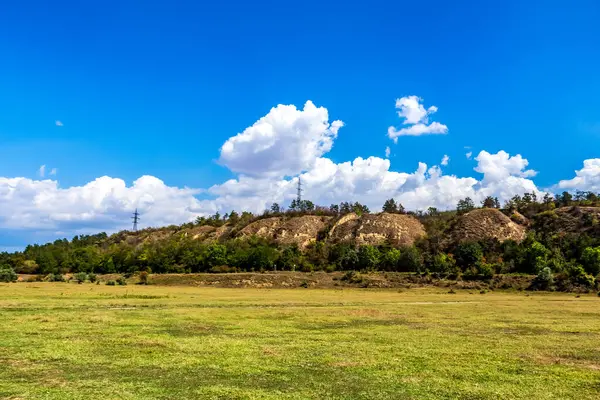 Bulutlu gökyüzü ile güzel bir tarlası olan manzara
