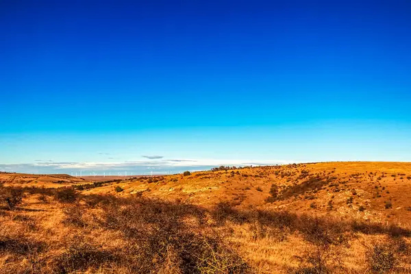 Dağ sırası olan güzel bir manzara.