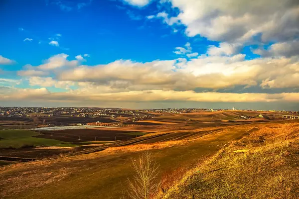 Tarla manzarası ve İsrail 'deki Negev Çölü köyü