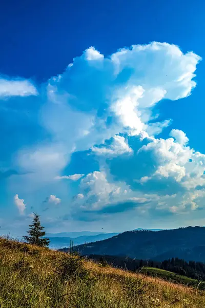 Dağların güzel manzarası