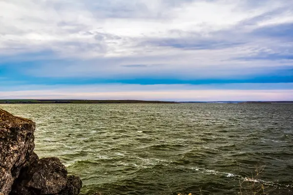 Deniz kıyısının güzel manzarası