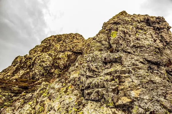 Bulutlu bir günde kaya