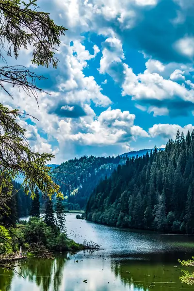 Dağlardaki güzel göl