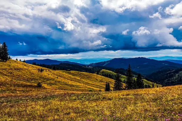 renkli bulutlar ve mavi gökyüzü ile güzel dağ manzara