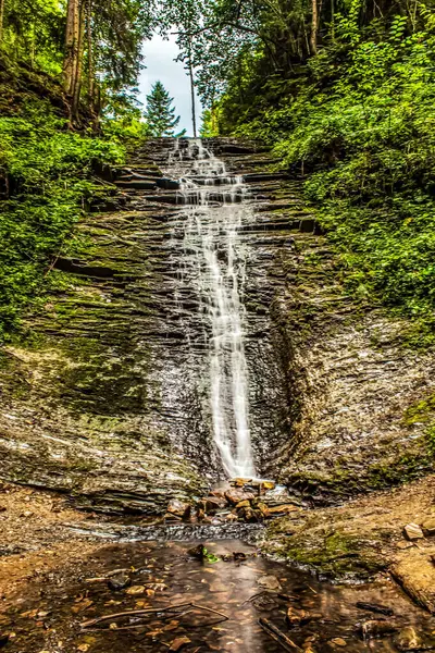 Ormandaki dağlarda kayalıklarda şelale