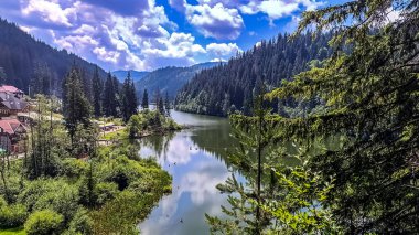 Nehir ve dağlarla dolu güzel bir manzara
