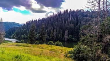 Gölünde bir nehir olan güzel bir manzara.