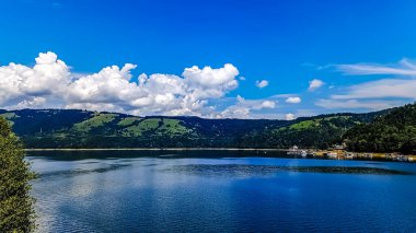 Dağları ve mavi gökyüzü olan güzel göl manzarası