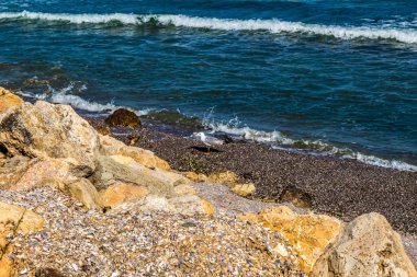 Kayalık sahilde güzel deniz dalgaları