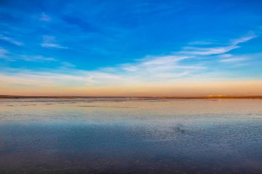 Gölün üzerinde güzel bir gün batımı
