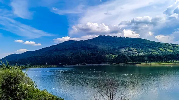 Dağlardaki güzel göl manzarası