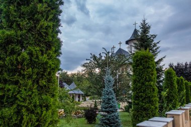 Gecenin en ünlü kilisesinin köyündeki kutsal üçlünün kilisesine.