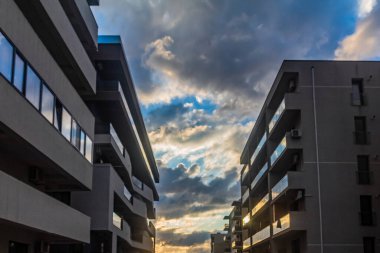 Balkonlu bir bina ve modern bir bina.