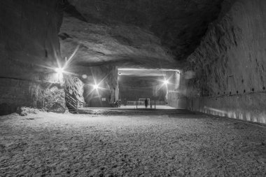 Büyük granit tüneli olan yeraltı madeni, karanlık ışık.