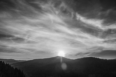 Dağlarda siyah beyaz bulutlar