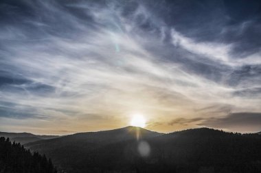 Dağların ardında güzel bir gün batımı