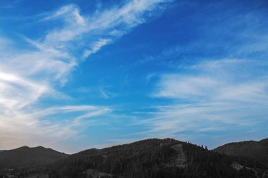 Dağlarda güzel bir gün batımı