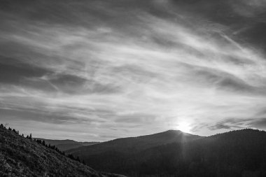 Dağlarda güzel bir gün batımı