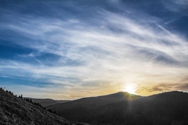 Dağlarda güzel bir gün batımı