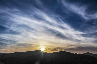 Dağlarda güzel bir gün batımı