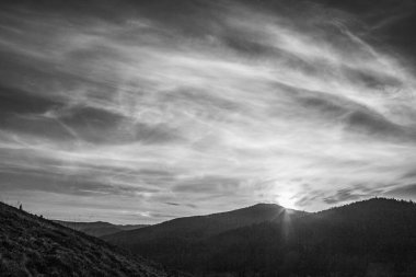 Dağlarda güzel bir gün batımı