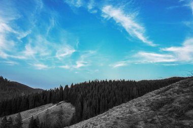 Dağ sırası olan güzel bir manzara.